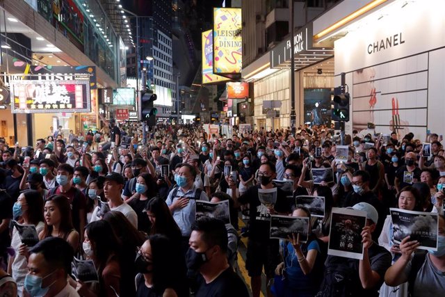 Manifestantes antigubernamentales en Causeway Bay en solidaridad con el estudiante que fue disparado por un miembro de las fuerzas de seguridad de Hong Kong