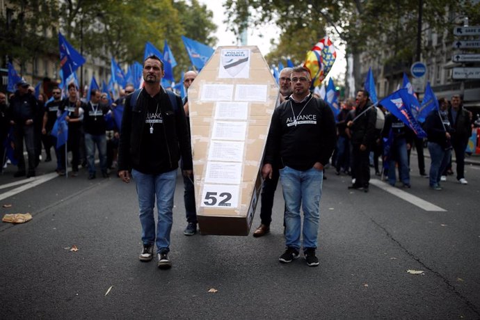 Francia.- Miles de policías protestan en Francia contra las malas condiciones la