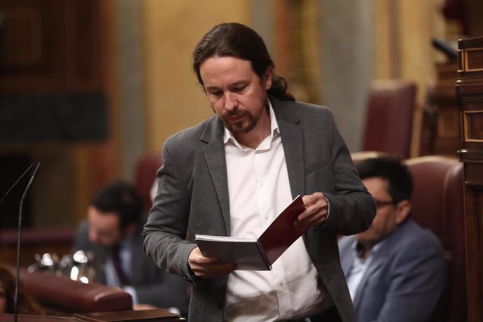 El secretario general de Podemos, Pablo Iglesias, mira sus notas antes de su intervención en la sesión de control al Gobierno en funciones, en Madrid (España) a 11 de septiembre de 2019.