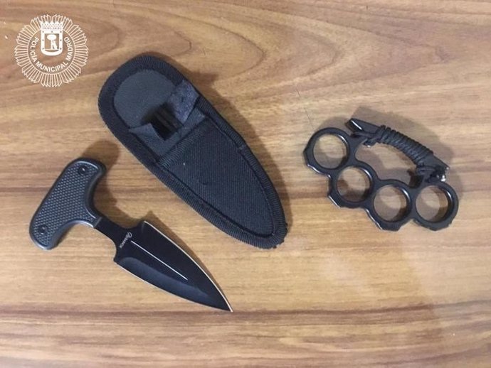 Imagen de la llave de pugilato y el cuchillo descabellador intervenidas por Policía Municipal de Madrid