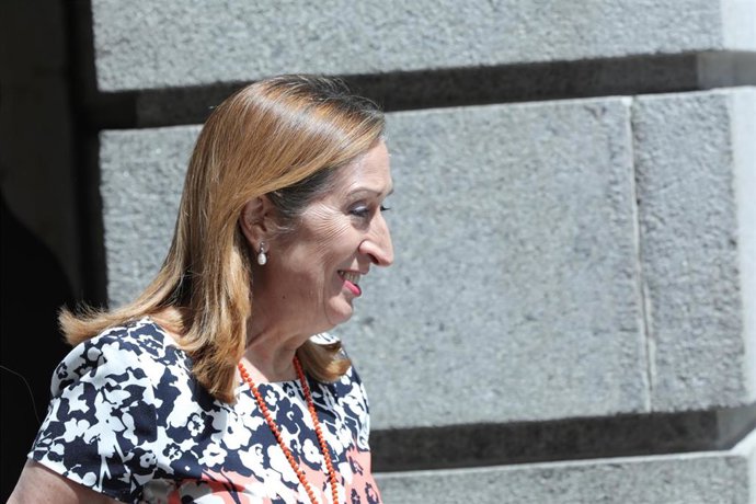 La expresidenta del Congreso de los Diputados, Ana Pastor, a la salida del Congreso de los Diputados tras la segunda votación para la investidura del candidato socialista a la Presidencia del Gobierno, la cual ha resultado fallida.