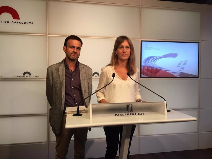 El portavoz de ECP en el Congreso, Jaume Asens, y la líder de los comuns en el Parlament, Jéssica Albiach, en rueda de prensa este martes