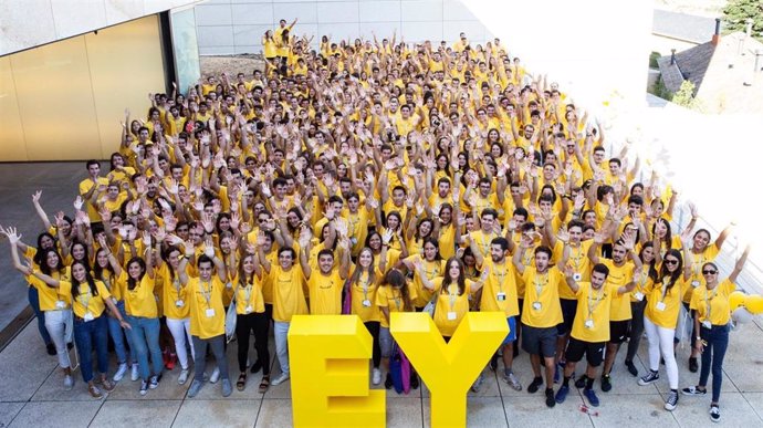 Acto de recibimiento de 500 juniors en EY