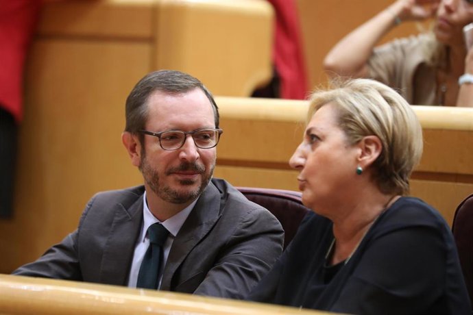 El portavoz del PP en el Senado, Javier Maroto, y la senadora Paloma Sanz  Jerónimo sentadas en sus escaños durante la segunda sesión del primer pleno de la XIII legislatura, en Madrid (España) a 11 de septiembre de 2019.