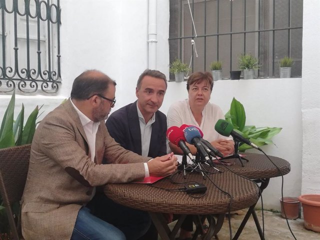 De izquierda a derecha, los candidatos socialistas Cosme Bonet, Pere Joan Pons y Susanna Moll.