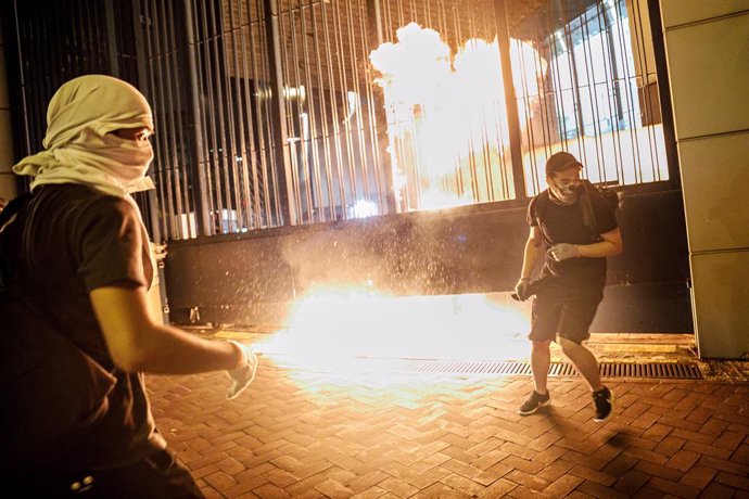 2 d'octubre del 2019 - Hong Kong, Xina: els manifestants llancen cctels Molotov a la policia en resposta per l'ús de munició real.