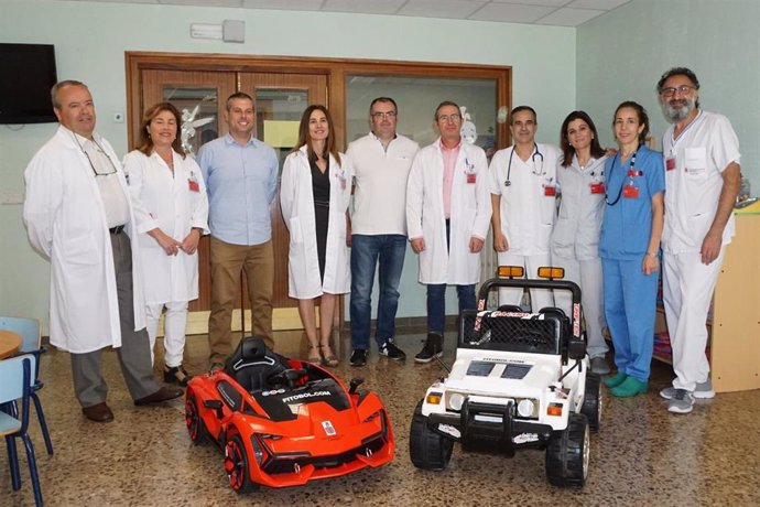 Foto de la entrega de los dos coches eléctricos de juguete para el traslado de menores a las salas de quirófano del Hospital Reina Sofía de Tudela