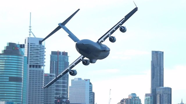 Un enorme avión de carga sobrevuela el espacio entre los rascacielos de Brisbane, Australia, en un impresionante vídeo