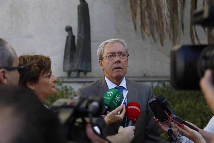 El consejero de Economía, Conocimiento, Empresas y Universidad, Rogelio Velasco, atiende a los medios en Córdoba.