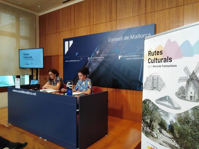 La presidenta del Consell de Mallorca, Catalina Cladera (izquierda) y la consellera de Territorio, Maria Antònia Garcias (derecha).