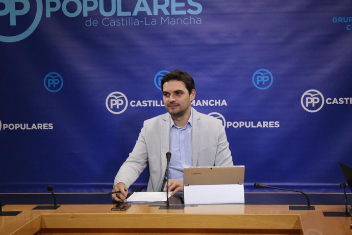 El vicesecretario de Comunicaciónd el PP C-LM, Santiago Serrano, en rueda de prensa