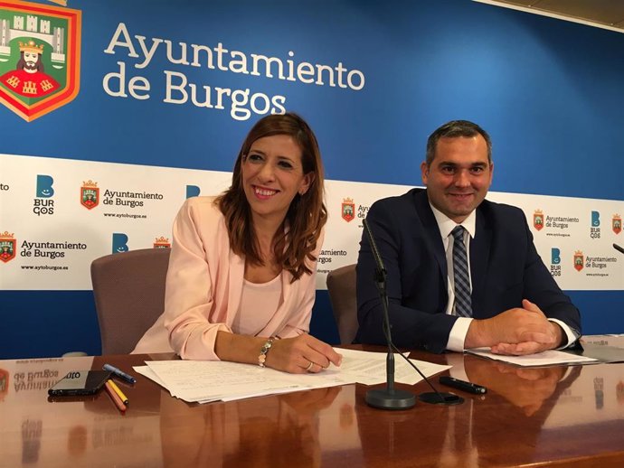 Nuria Barrio, portavoz del equipo de Gobierno del Ayuntamiento de Burgos, y Levi Moreno, concejal de Deportes.