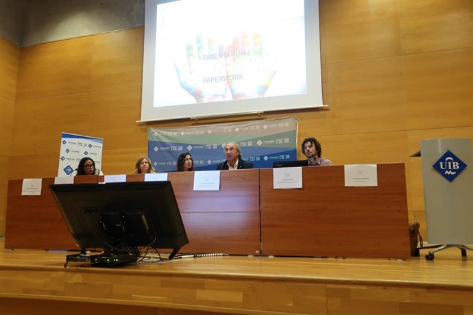 El conseller d'Educació, Universitat  i Investigació, Martí March, en la jornada d'acolliment dels auxiliars de conversa
