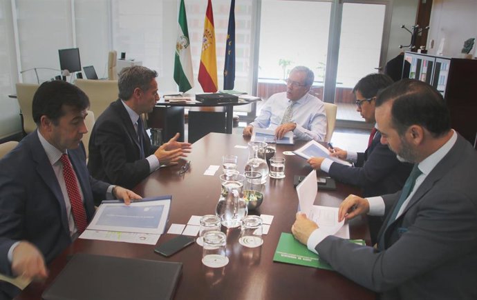Reunión del consejero de Economía, Conocimiento, Empresas y Universidad, Rogelio Velasco, con Andalucía Aerospacial (Foto de archivo).