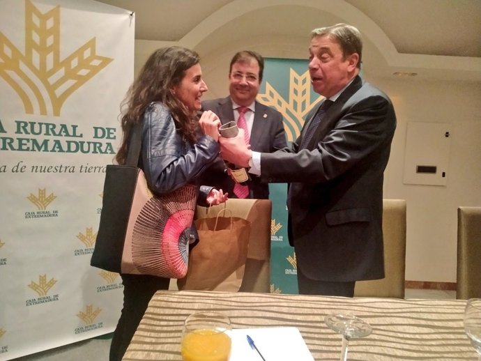 Irene de Miguel entrega una botella de cava extremeño al ministro de Agricultura