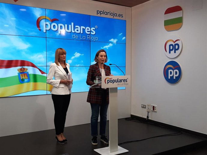 La diputada del PP, Cuca Gamarra, y la senadora del PP, Ana Lourdes González, en comparecencia de prensa