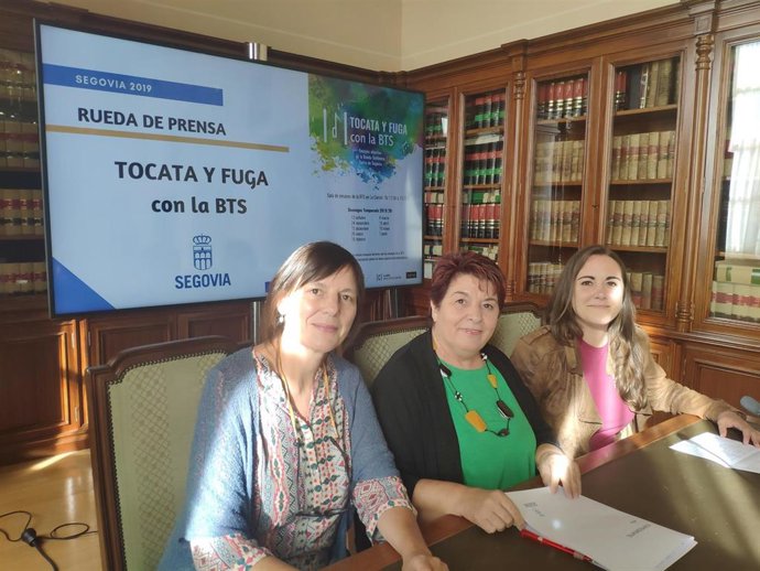 Rueda de prensa para presentar la apertura al público de los ensayos de la BTS en la que aparecen de izquierda a derecha la concejal de Cultura, Gina Aguiar, la alcaldesa de Segovia, Clara Luquero y la portavoz de la BTS, Isabel Manso.