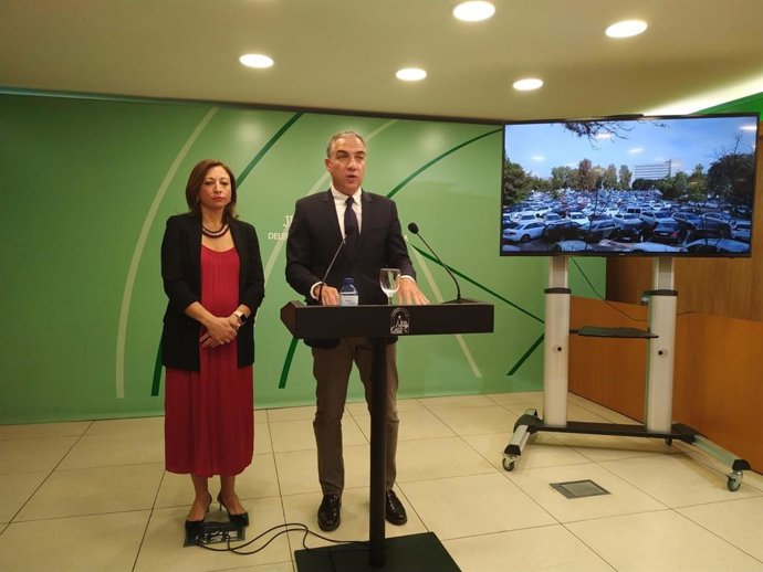 Elías Bendodo, consejero de Presidencia, junto a Patricia Navarro, delegada de la Junta en Málaga.