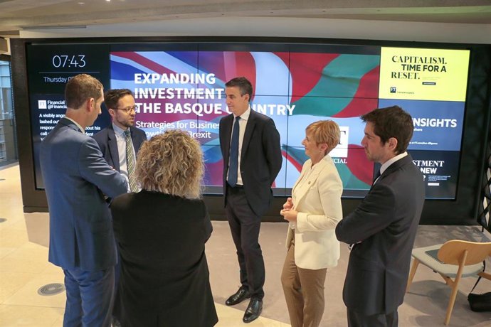 La consejera Arantxa Tapia con representantes empresariales en Londres