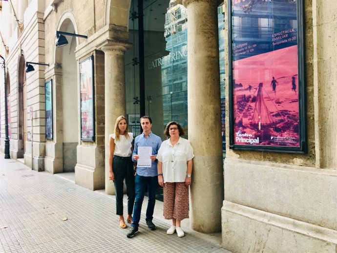 De izquierda a derecha, los consellers del PP de Mallorca Antnia Roca, Lloren Galmés y Catalina Cirer, frente al Teatre Principal.