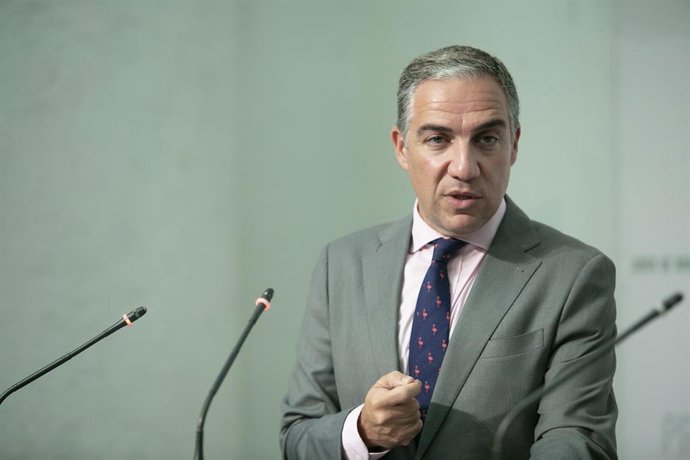 El consejero de Presidencia, Elías Bendodo (c) durante la comparecencia ante los medios tras la reunión semanal del Consejo de Gobierno.