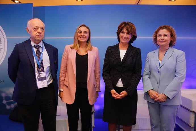 El decano de Andalucía Occidental del Colegio de Registradores, Juan José Pretel; la consejera de Fomento, Marifrán Carazo; la ministra de Justicia, Dolores Delgado; y la decana del Colegio de Registradores de España, María Emilia Adán.