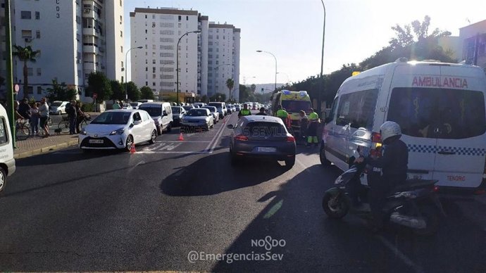 Policía Local de Sevilla y 061 atienden a una mujer atropellada en Carretera Carmona
