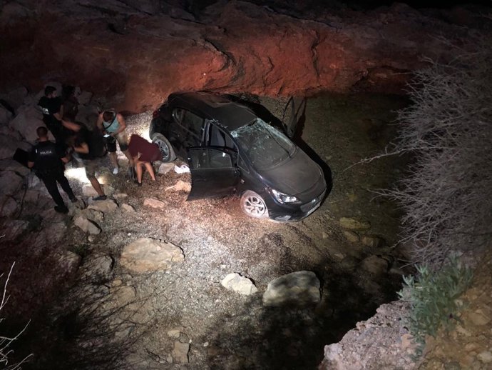 Imatge del vehicle que va caure per un penya-segat d'Eivissa