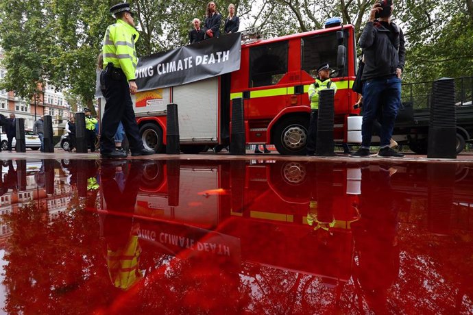 Activistas frente al Ministerio de Finanzas británico con un camión de bomberos