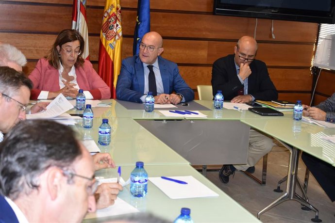 Carnero (C) preside la reunión interadministrativa para erradicar los topillos.