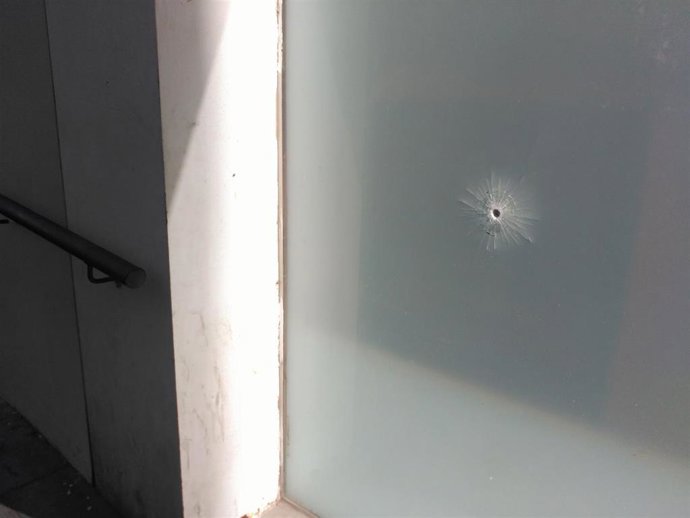 Impacto de bala en el casal de barrio Folch i Torres de Barcelona.