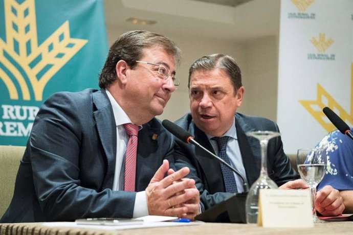 El ministro de Agricultura, Luis Planas, y el presidente extremeño, Guillermo Fernández Vara