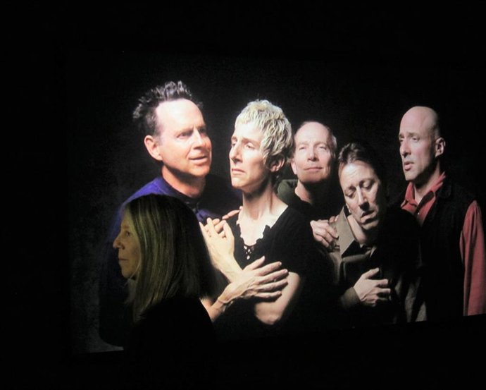 La cocomisaria Kira Perov, junto a la obra 'The Quintet of the Astonished'