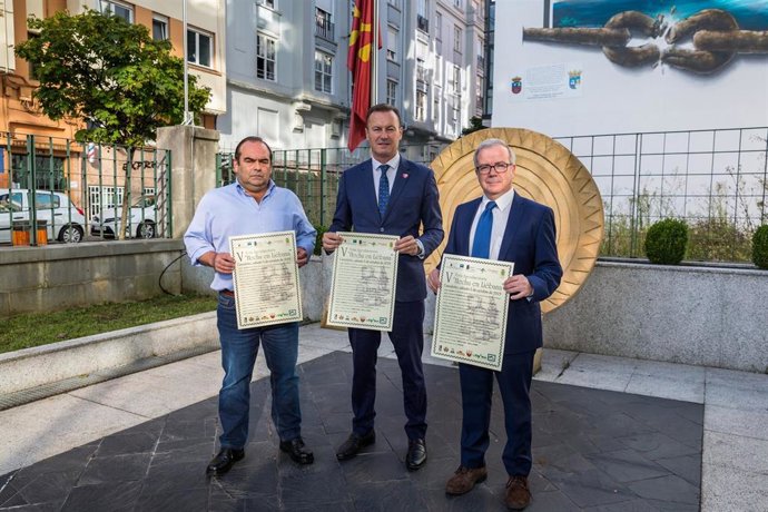 El consejero de Desarrollo Rural, Ganadería, Pesca, Alimentación y Medio Ambiente, Guillermo Blanco, junto al alcalde Cameleño, Óscar Casares, y el director de la ODECA, Fernando Mier, presenta la V Feria Hechu en Liébana
