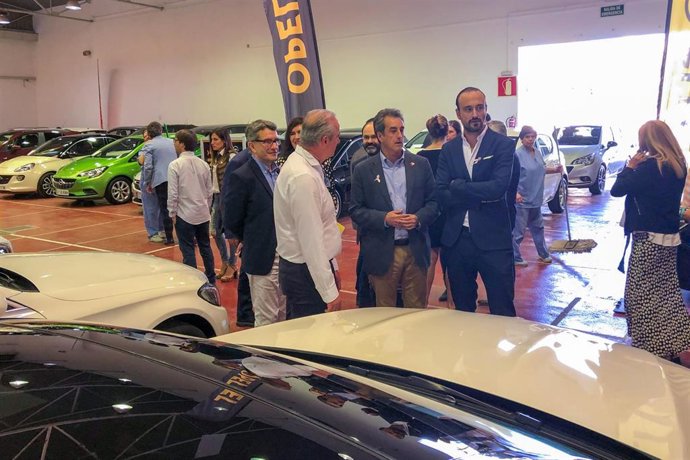 El consejero,Francisco Martín, acompañado del alcalde de Torrelavega, Javier López Estrada y la presidenta de la Asociación de Concesionarios Oficiales de Vehículos de Cantabria (ASECOVE), Natalia de los Arcos, inaugura la feria