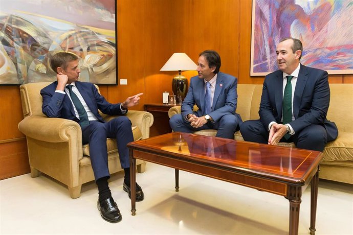 Reunión consejero de Obras Públicas y presidente TSJC