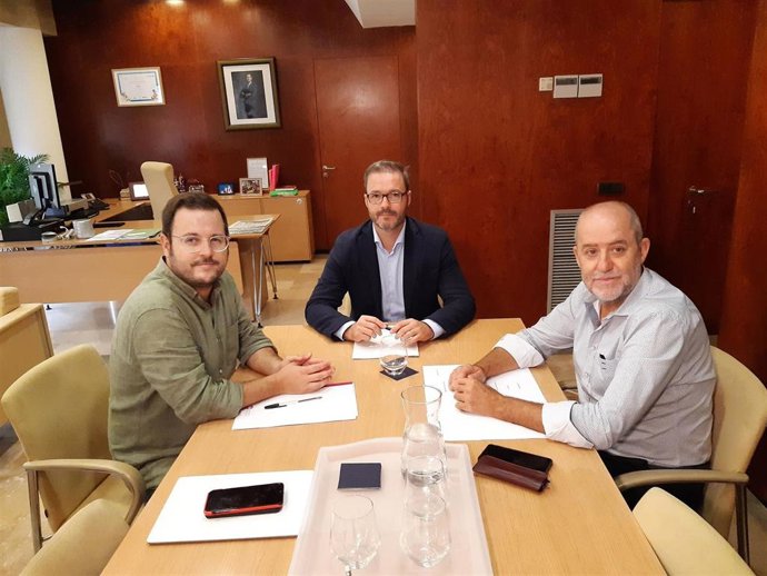 Reunión entre el alcalde de Palma, José Hila (centro de la foto) y el alcalde de Marratxí, Miquel Cabot (izquierda).