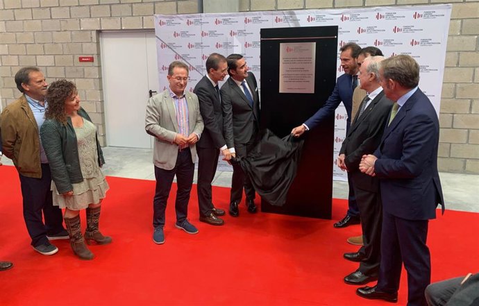 Las autoridades descubren la placa en la inauguración de la nueva sede de la Fundación Laboral de la Construcción.