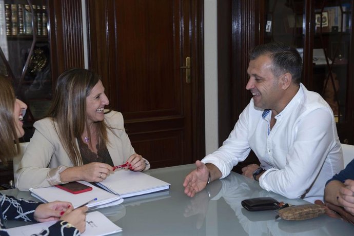 Irene García con el alcalde de Conil