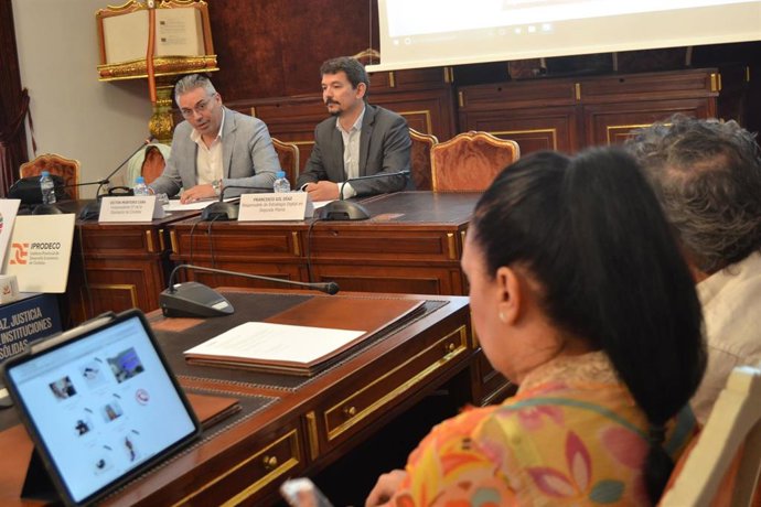 Montoro (al fondo a la izda.) en la clausura del curso de 'Córdoba Shopping'