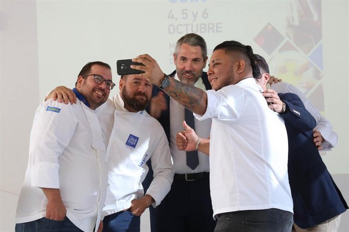 El vicepresidente de la Diputación, Juan Carlos Maldonado, se hace una autofoto con chefs malagueños participantes en la feria Sabor a Málaga