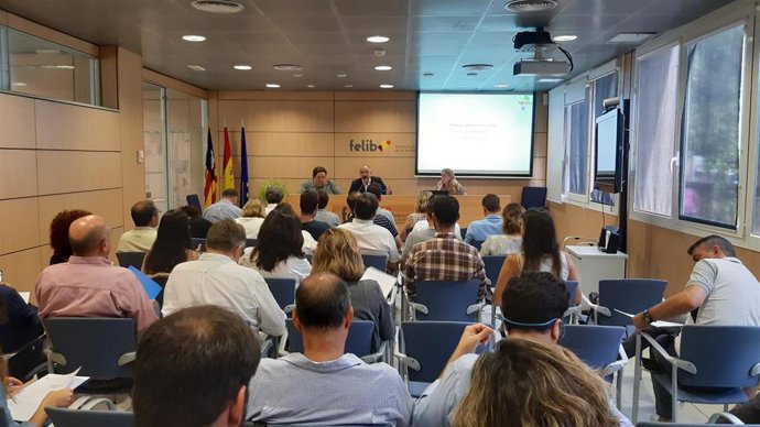 El conseller de Turismo y Deportes del Consell de Mallorca, Andreu Serra, se ha reunido este jueves con alclades de la Isla para explicar la activación de una red de oficinas turísticas.