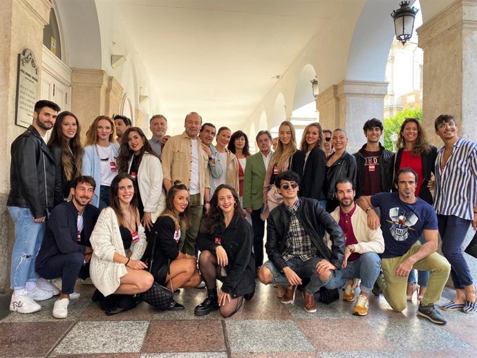 La Compañía Antonio Márquez posa con el director del Teatro Calderón, José María Viteri, y la concejal de Cultura del Ayuntamiento de Valladolid, Ana Redondo, antes de la presentación del estreno de 'Medea'.