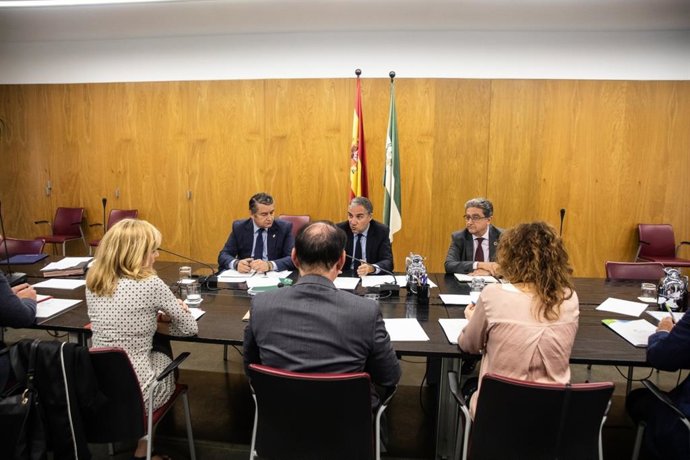 El consejero de la Presidencia, Administración Pública e Interior, Elías Bendodo, reunido con las secretarias generales de UGT y CCOO, Carmen Castilla y Nuria López, y con el presidente de la CEA, Javier González de Lara
