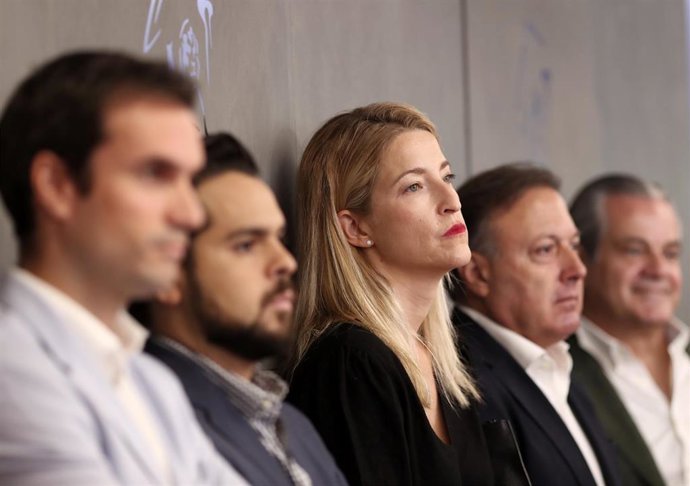 La diputada de Ciudadanos María Muñoz junto a otros miembros del grupo parlamentario en el Congreso.