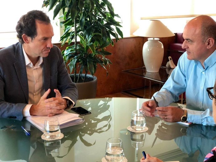 El conseller de Vivienda del Govern, Marc Pons, y el presidente del Consell de Ibiza, Vicente Marí