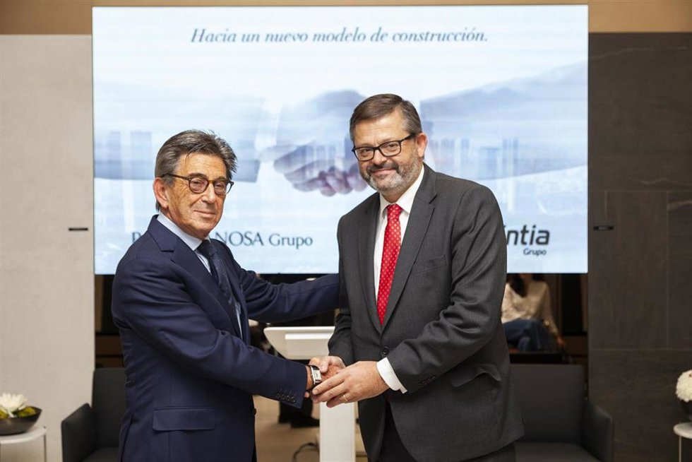 Responsables de Grupo Avintia y Porcelanosa tras la firma del acuerdo