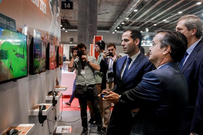 El vicepresidente de la Comunidad de Madrid, Ignacio Aguado juega en la inauguración de ` Madrid Games Week en la Feria de Madrid (IFEMA), en Madrid, a 3 de octubre de 2019.