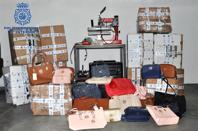Artículos presuntamente falsificados, incautados por la Policía Nacional en Manacor.