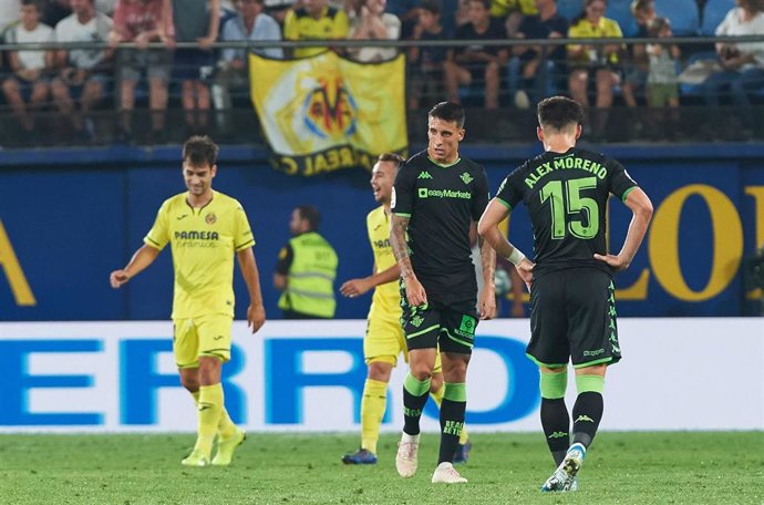 Los jugadores del Betis Cristian Tello y Alex Moreno, cabizbajos tras un gol del Villarreal